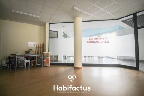 Loja à venda ou arrendar em Nelas no Centro Comercial Central, excelente visibilidade e acessos.