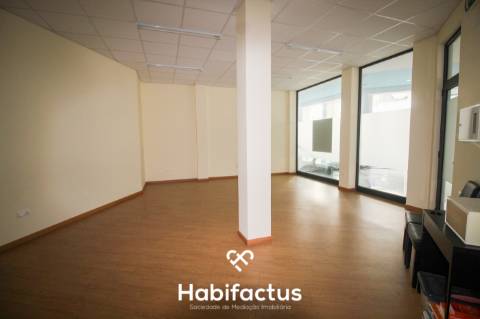 Loja à venda ou arrendar em Nelas no Centro Comercial Central, excelente visibilidade e acessos.