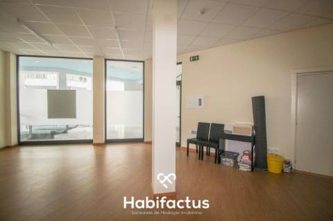 Loja à venda ou arrendar em Nelas no Centro Comercial Central, excelente visibilidade e acessos.