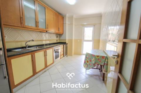 Apartamento T3 com Terraços, Garagem Fechada e Piscina – Vilamoura