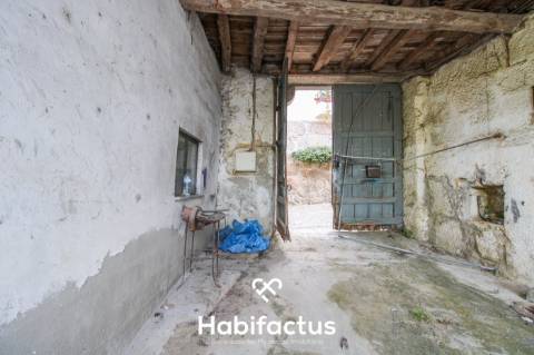 Moradia devoluta em pedra, para reconstruir em Viseu.