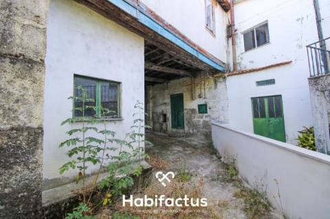 Moradia devoluta em pedra, para reconstruir em Viseu.