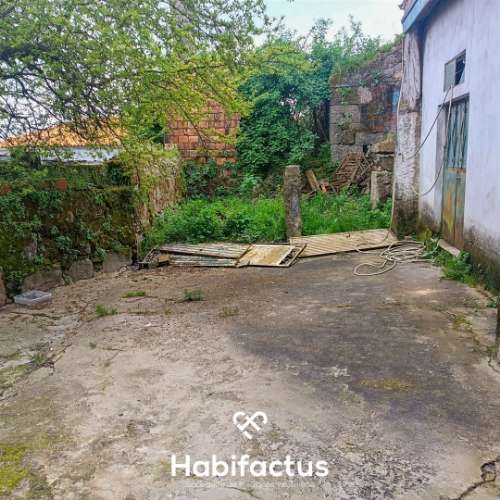 Moradia devoluta em pedra, para reconstruir em Viseu.