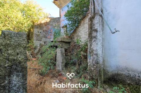 Moradia devoluta em pedra, para reconstruir em Viseu.