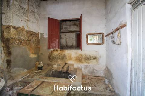 Moradia devoluta em pedra, para reconstruir em Viseu.