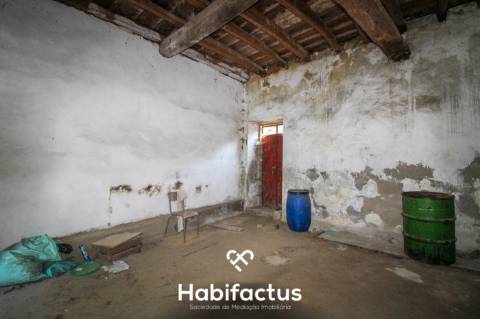 Moradia devoluta em pedra, para reconstruir em Viseu.