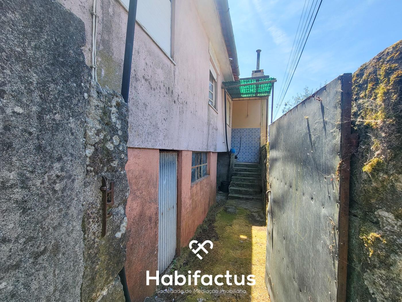 Moradia à venda para Remodelar com Quintal – Nelas