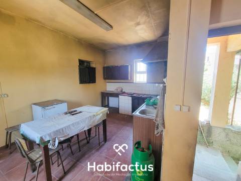 Moradia à venda para Remodelar com Quintal – Nelas