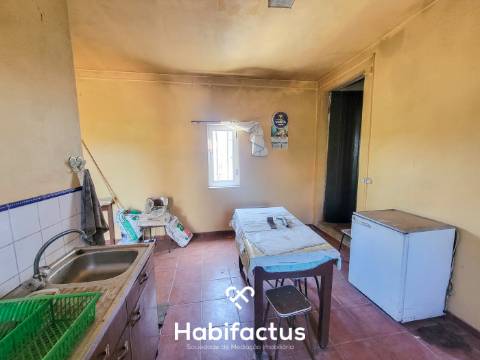 Moradia à venda para Remodelar com Quintal – Nelas