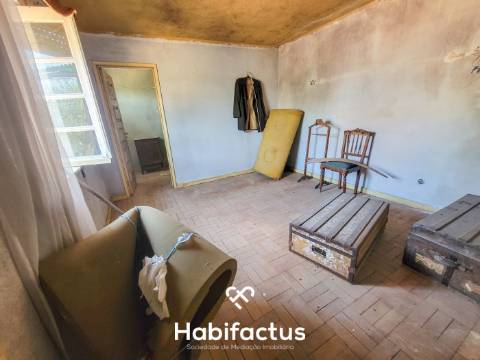 Moradia à venda para Remodelar com Quintal – Nelas