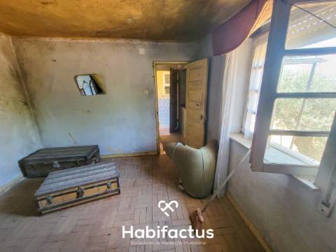 Moradia à venda para Remodelar com Quintal – Nelas