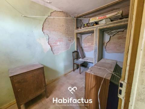 Moradia à venda para Remodelar com Quintal – Nelas