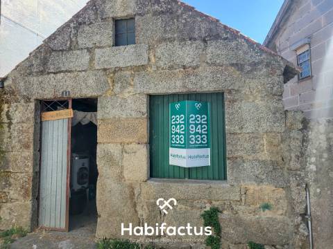 Moradia à venda para Remodelar com Quintal – Nelas