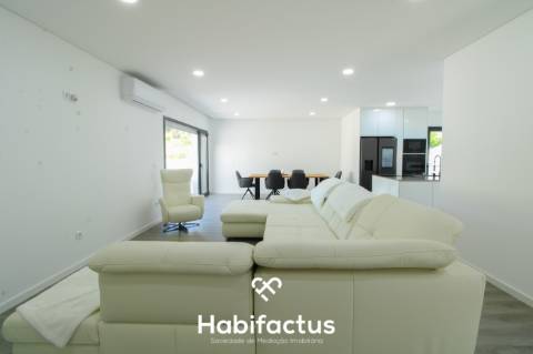 Moradia Isolada T3 à venda Moderna com Piscina aquecida e Churrasqueira - Viseu.