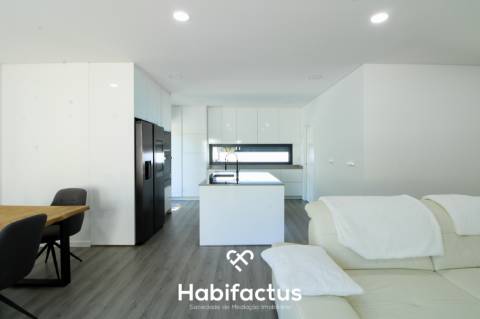 Moradia Isolada T3 à venda Moderna com Piscina aquecida e Churrasqueira - Viseu.