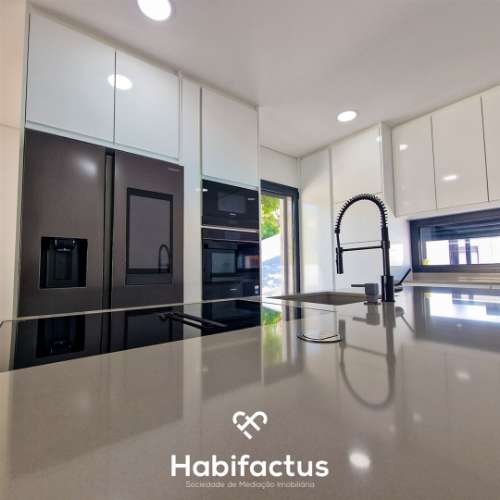 Moradia Isolada T3 à venda Moderna com Piscina aquecida e Churrasqueira - Viseu.