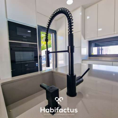 Moradia Isolada T3 à venda Moderna com Piscina aquecida e Churrasqueira - Viseu.