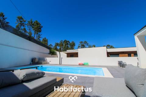 Moradia Isolada T3 à venda Moderna com Piscina aquecida e Churrasqueira - Viseu.