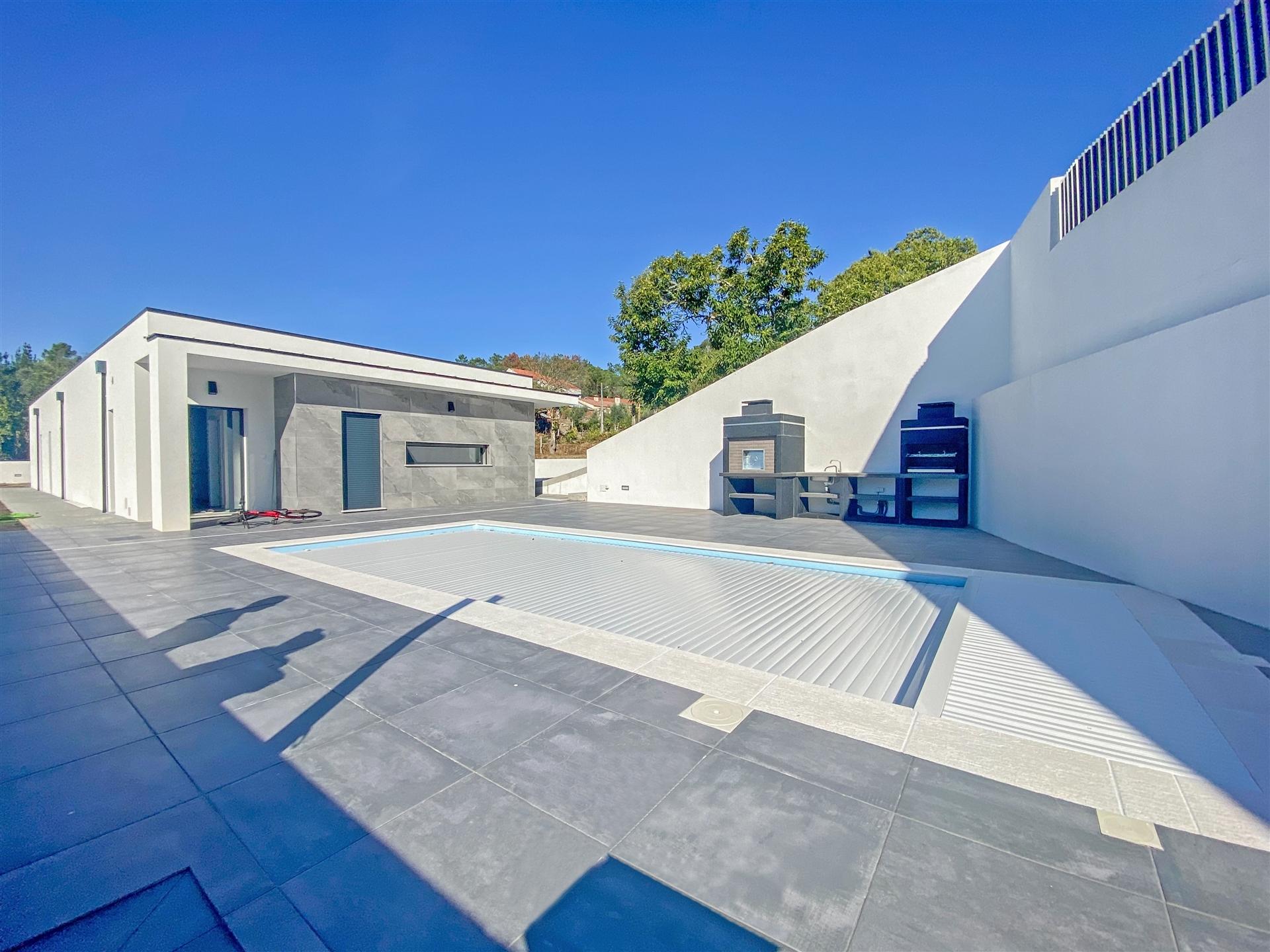 Moradia Isolada T3 à venda Moderna com Piscina aquecida e Churrasqueira - Viseu.