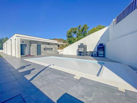 Moradia Isolada T3 à venda Moderna com Piscina aquecida e Churrasqueira - Viseu.