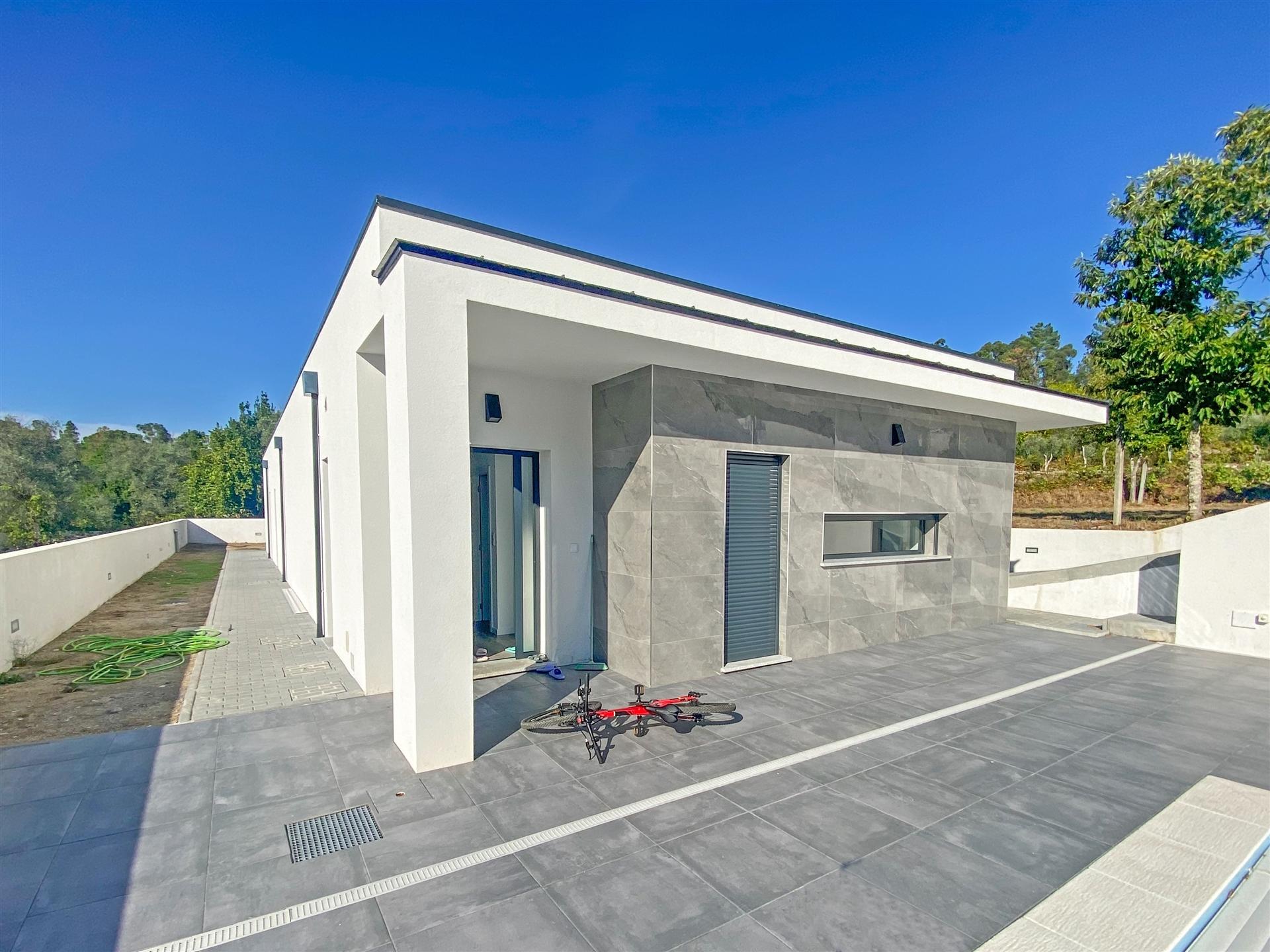 Moradia Isolada T3 à venda Moderna com Piscina aquecida e Churrasqueira - Viseu.