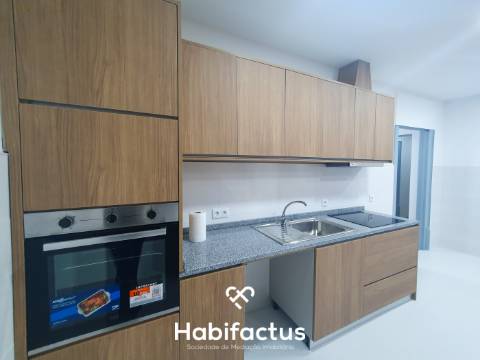 Prédio á venda com 3 apartamentos em Paranhos da Beira - Seia - Guarda.