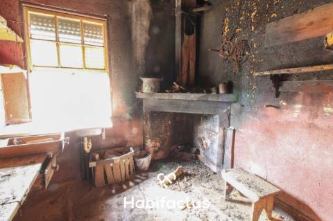 Moradia T2 para restaurar em Tondela.