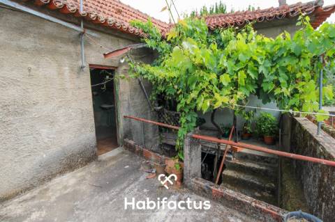 Moradia T2 para restaurar em Tondela.