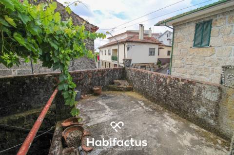 Moradia T2 para restaurar em Tondela.