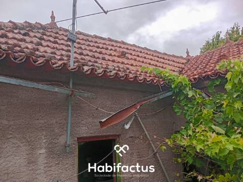 Moradia T2 para restaurar em Tondela.