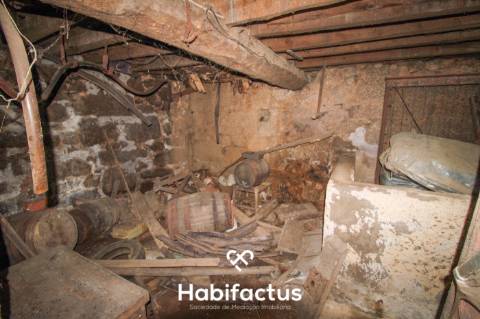 Moradia T2 para restaurar em Tondela.