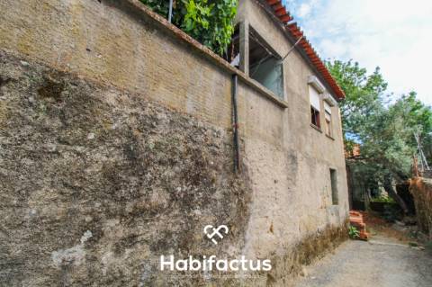 Moradia T2 para restaurar em Tondela.