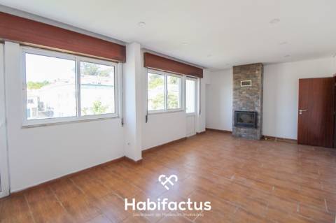 Prédio de três pisos de uso misto no Centro de Viseu