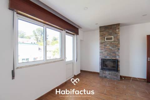 Prédio de três pisos de uso misto no Centro de Viseu