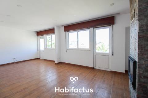 Prédio de três pisos de uso misto no Centro de Viseu