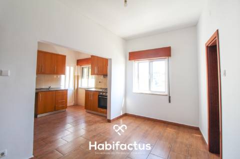 Prédio de três pisos de uso misto no Centro de Viseu