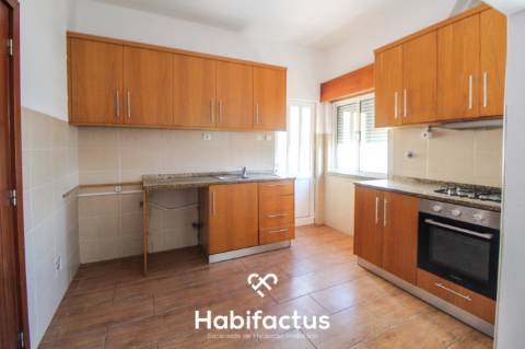 Prédio de três pisos de uso misto no Centro de Viseu