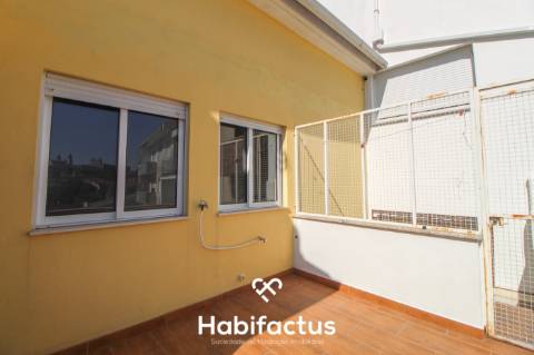 Prédio de três pisos de uso misto no Centro de Viseu