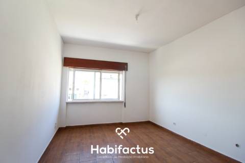 Prédio de três pisos de uso misto no Centro de Viseu