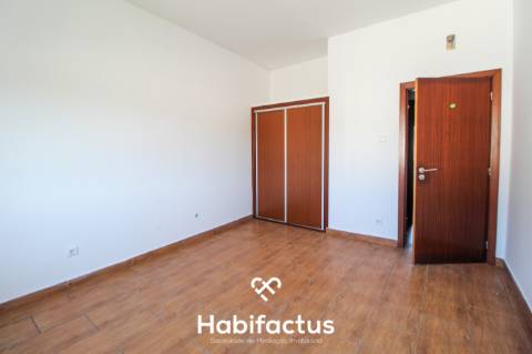 Prédio de três pisos de uso misto no Centro de Viseu