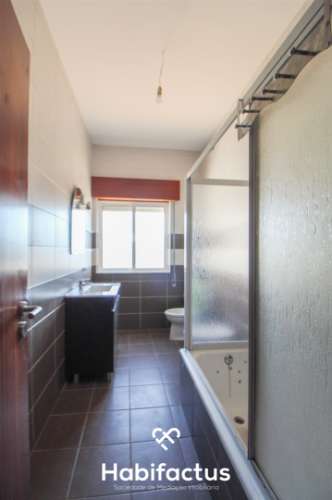 Prédio de três pisos de uso misto no Centro de Viseu