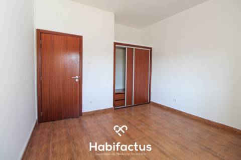 Prédio de três pisos de uso misto no Centro de Viseu