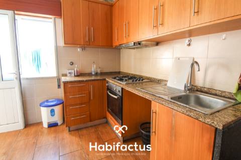 Prédio de três pisos de uso misto no Centro de Viseu