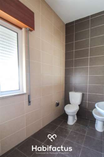 Prédio de três pisos de uso misto no Centro de Viseu