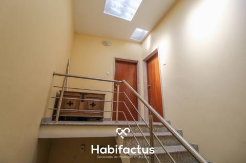 Prédio de três pisos de uso misto no Centro de Viseu