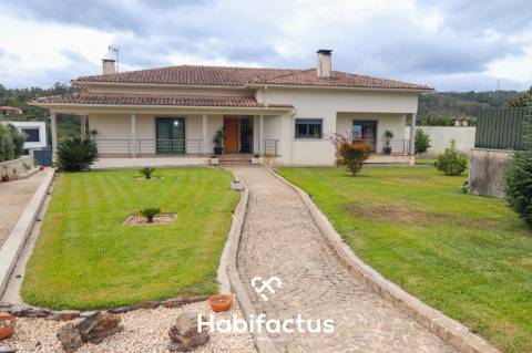 Moradia V4 Isolada com Jardim e Vista Panorâmica – Em Couto de Cima- Viseu