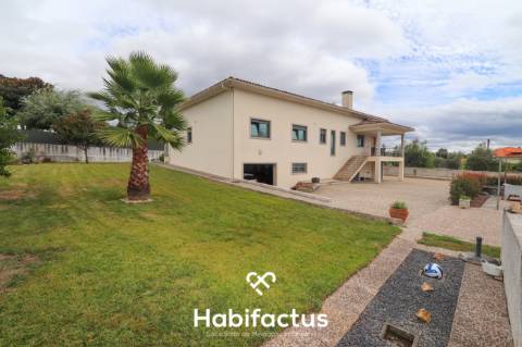 Moradia V4 Isolada com Jardim e Vista Panorâmica – Em Couto de Cima- Viseu