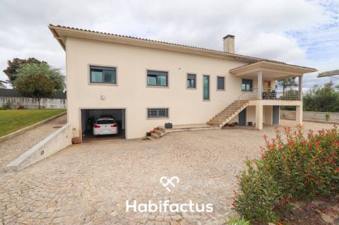 Moradia V4 Isolada com Jardim e Vista Panorâmica – Em Couto de Cima- Viseu