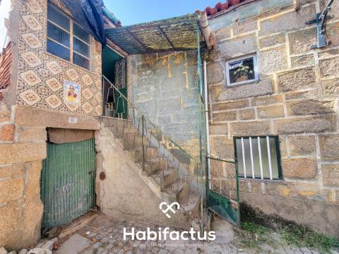 Moradia T2 á venda para Reconstrução Total no Centro Histórico de Santar – Potencial Único Uma oport