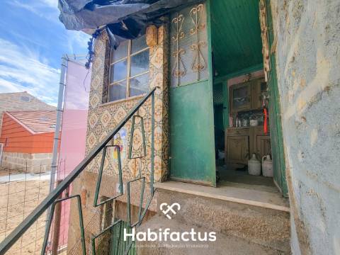 Moradia T2 á venda para Reconstrução Total no Centro Histórico de Santar – Potencial Único Uma oport